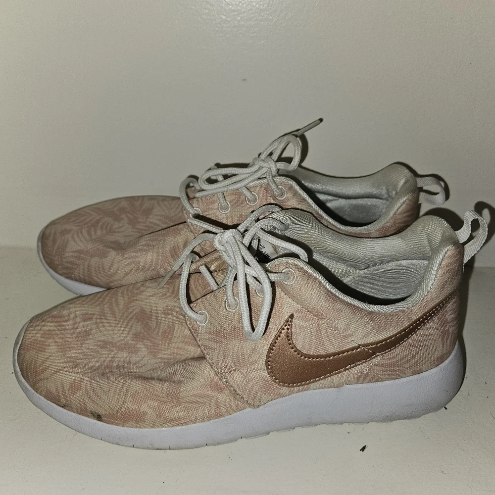 Nike Roshe One Youth Size 6Y Particle Peach Pink Hawaiian Print